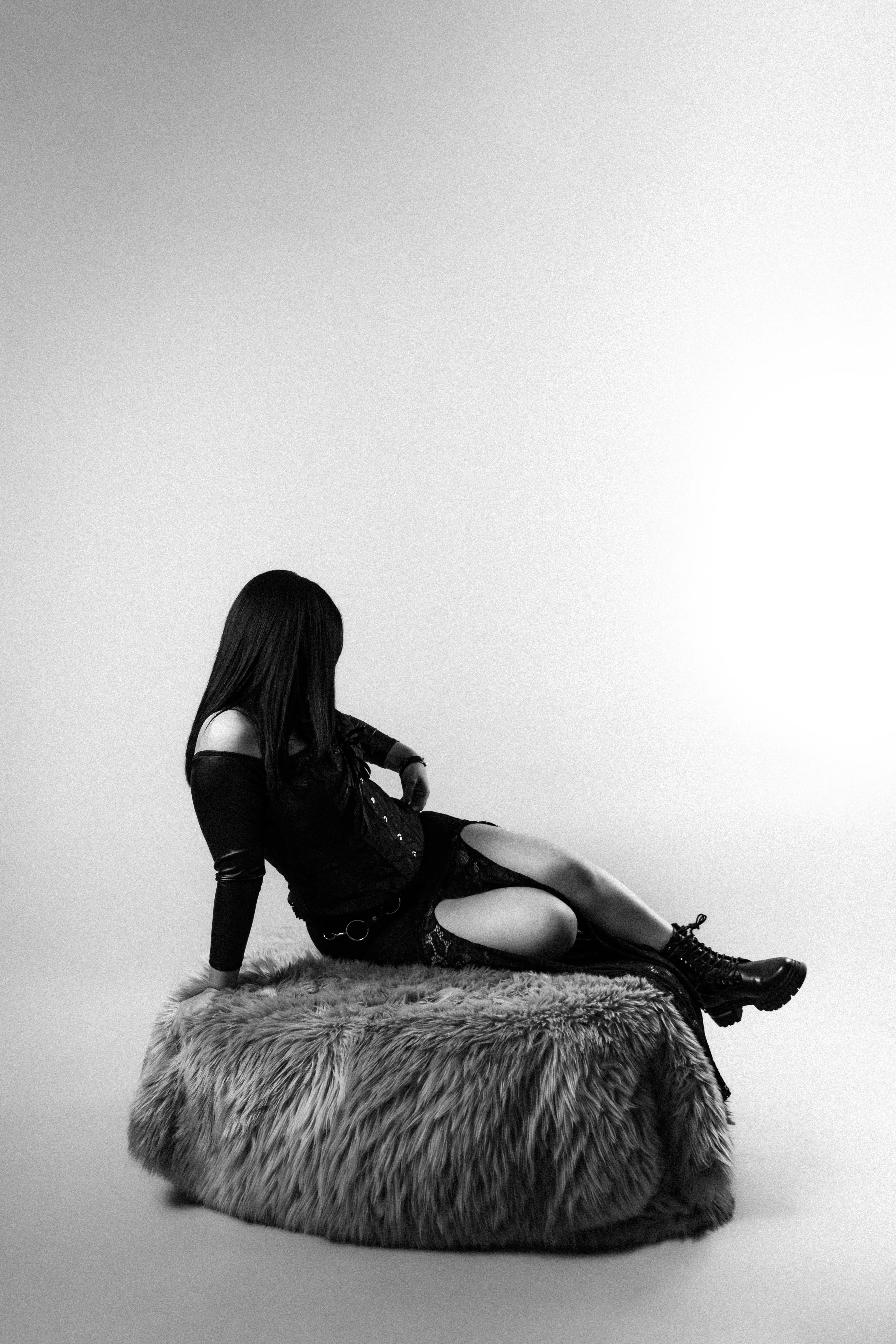 Retrato en blanco y negro sobre un puf de pelo